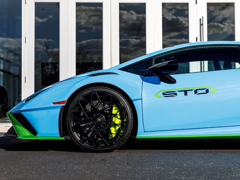 Used 2023 Lamborghini Huracan STO image 11
