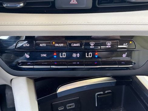 Used 2021 Buick Envision Essence FWD image 25