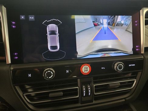 Used 2025 Porsche Macan image 10