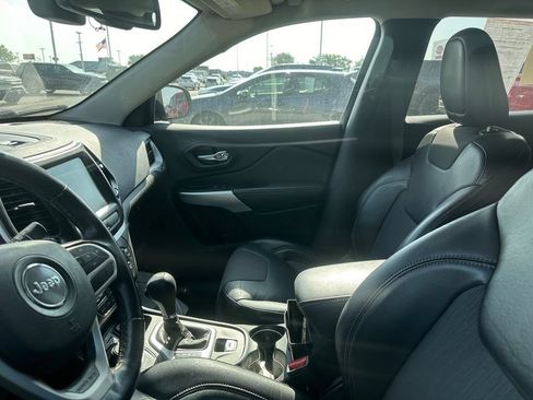 Used 2018 Jeep Cherokee Latitude Plus w/ Comfort/Convenience Group AWD/4WD image 6
