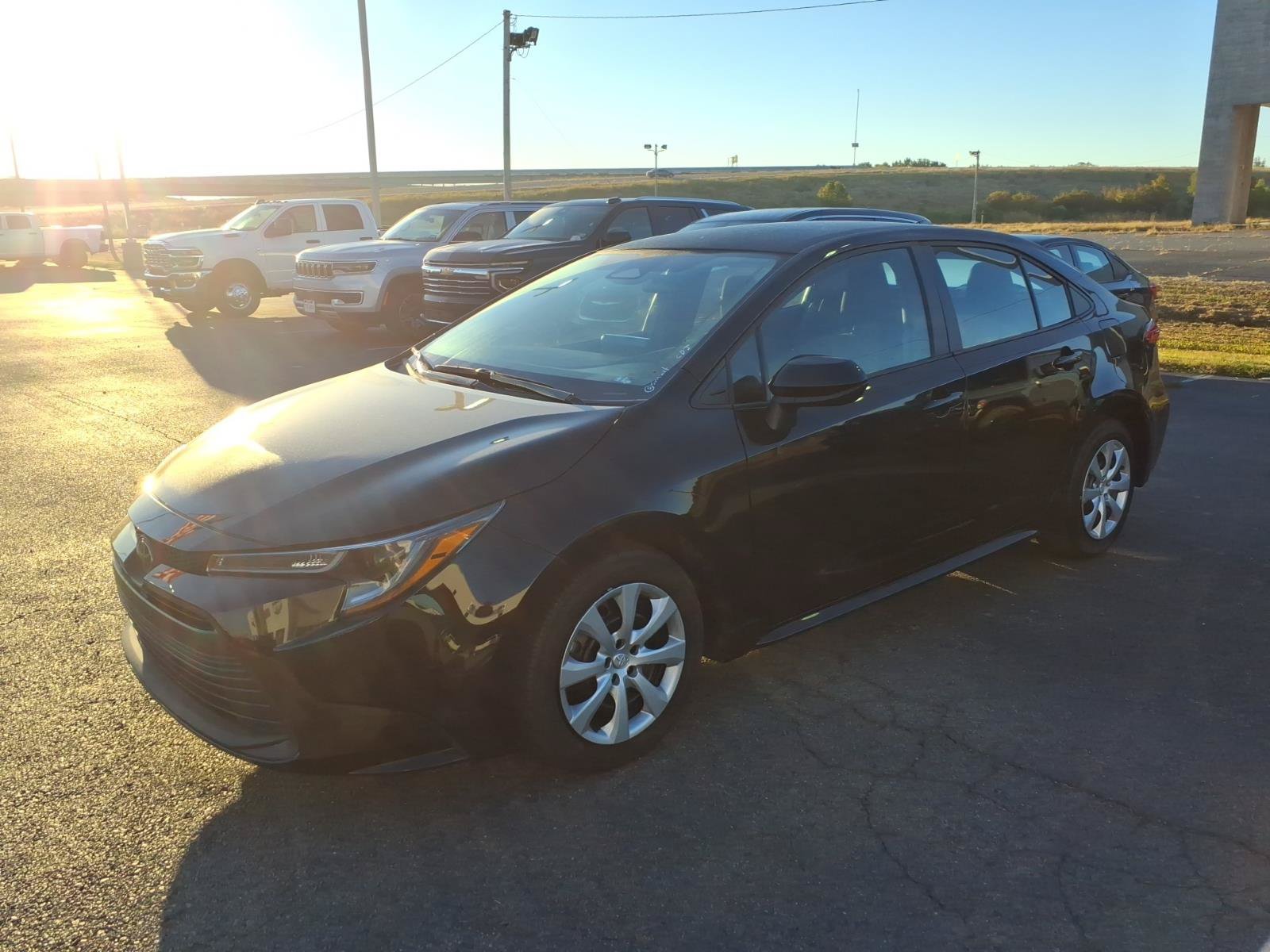 Used 2025 Toyota Corolla LE FWD image 3