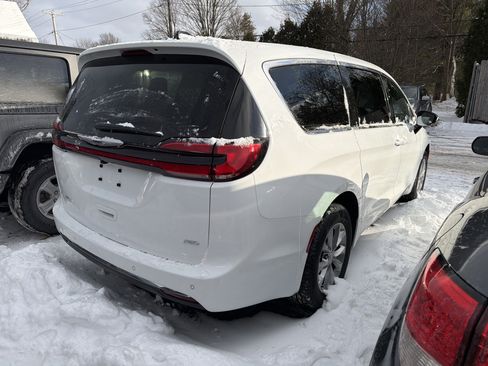 New 2026 Chrysler Pacifica Select image 7