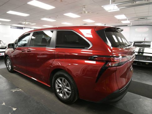 Used 2021 Toyota Sienna LE FWD image 5