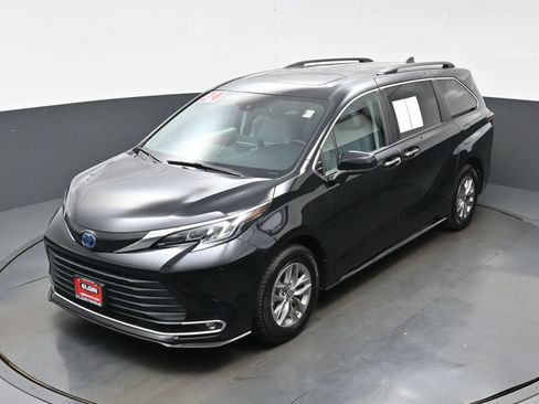 Used 2024 Toyota Sienna XLE FWD image 38