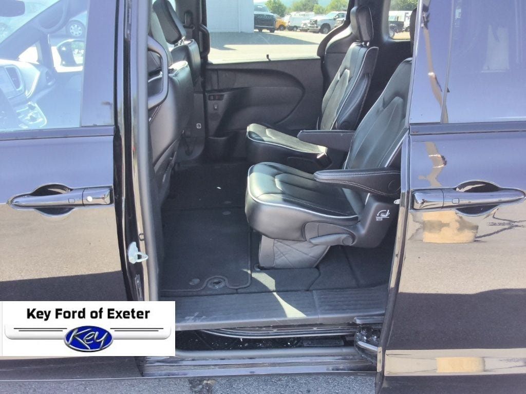 Used 2025 Chrysler Pacifica Limited FWD image 15