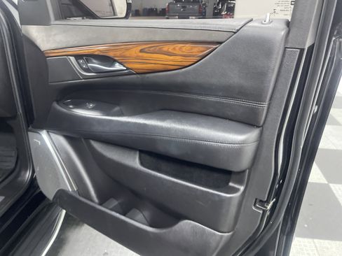 Used 2017 Cadillac Escalade ESV Premium Luxury image 23
