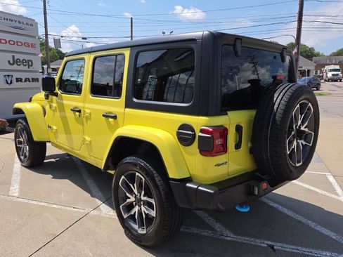 Used 2024 Jeep Wrangler Unlimited w/ Convenience Group AWD/4WD image 9