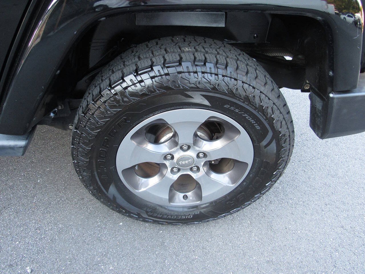 Used 2018 Jeep Wrangler Unlimited Sahara AWD/4WD image 13