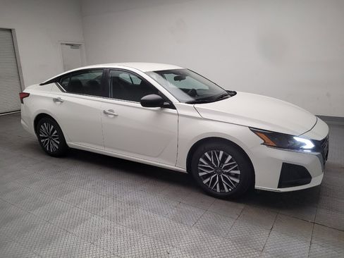 Used 2025 Nissan Altima 2.5 SV FWD image 11