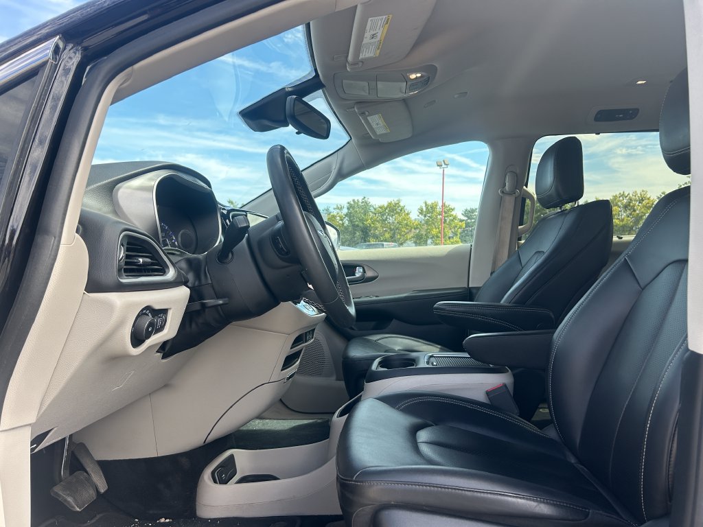 Used 2024 Chrysler Pacifica Touring-L FWD image 24