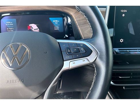 Used 2025 Volkswagen Atlas SE AWD/4WD image 12