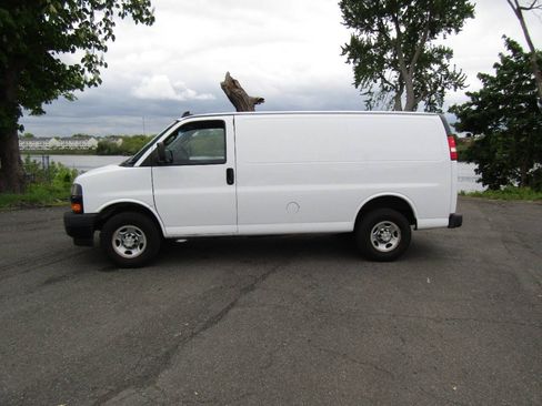Used 2021 Chevrolet Express 2500 w/ Driver Convenience Package RWD image 3