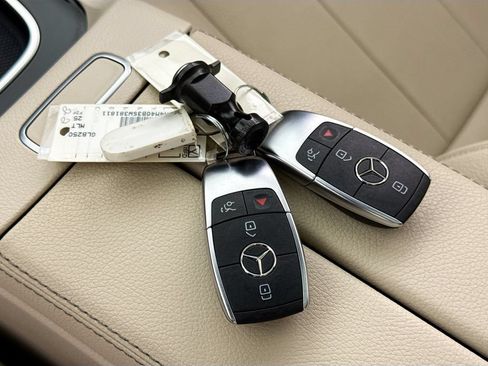 Used 2025 Mercedes-Benz GLB 250 image 17