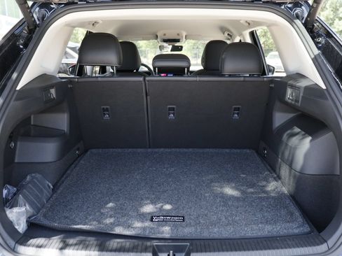 Certified 2025 Volkswagen Tiguan SE FWD image 30