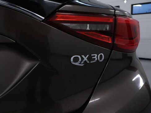 Used 2018 INFINITI QX30 Premium w/ Navigation Package image 10