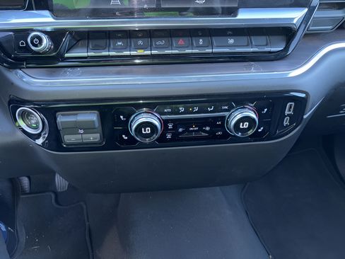 Used 2025 GMC Sierra 1500 SLT AWD/4WD image 26