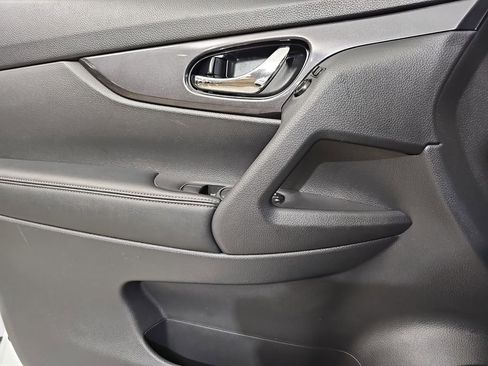 Used 2017 Nissan Rogue S image 29