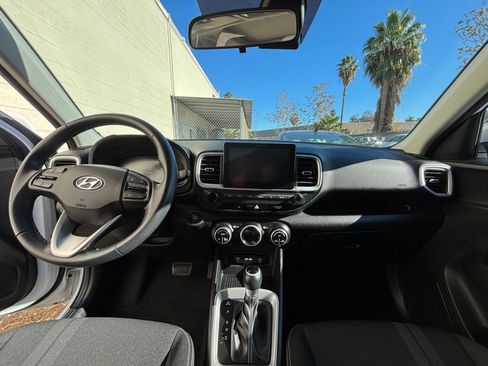 Used 2025 Hyundai Venue SEL image 33