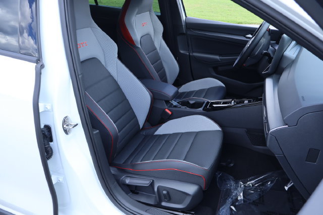 New 2026 Volkswagen GTI SE FWD image 18