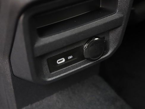 Used 2022 Volkswagen Tiguan SE w/ Panoramic Sunroof Package image 19