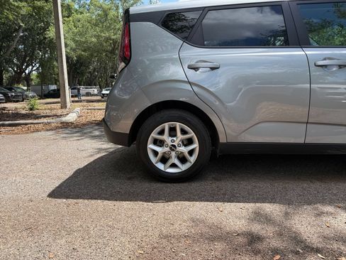 Used 2025 Kia Soul LX w/ LX Technology Package FWD image 17