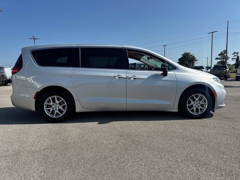 Used 2024 Chrysler Pacifica Touring-L FWD image 7