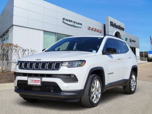 Used 2024 Jeep Compass Latitude w/ Sun and Sound Group image 2