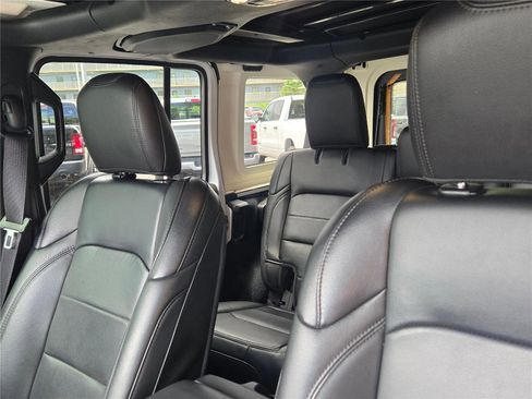 Used 2023 Jeep Wrangler Unlimited Sahara AWD/4WD image 19