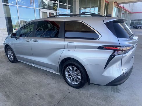 Used 2025 Toyota Sienna XLE image 12