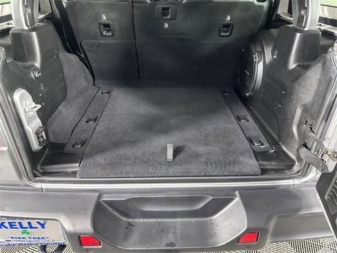 Used 2018 Jeep Wrangler Unlimited Sahara image 9