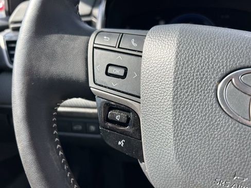 Used 2025 Toyota Camry SE w/ Convenience Package image 21