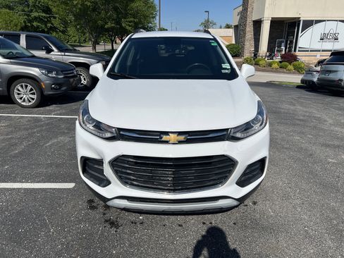Used 2018 Chevrolet Trax LT w/ LT Convenience Package FWD image 2