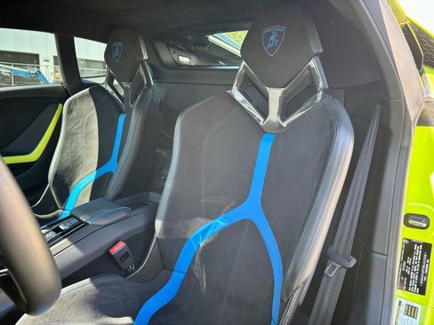 Used 2022 Lamborghini Huracan EVO RWD image 19