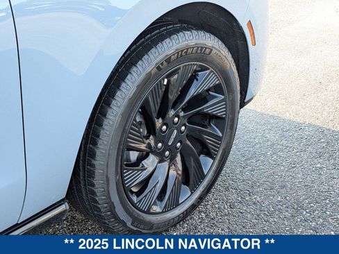 Used 2025 Lincoln Navigator Reserve w/ Jet Appearance Package AWD/4WD image 13