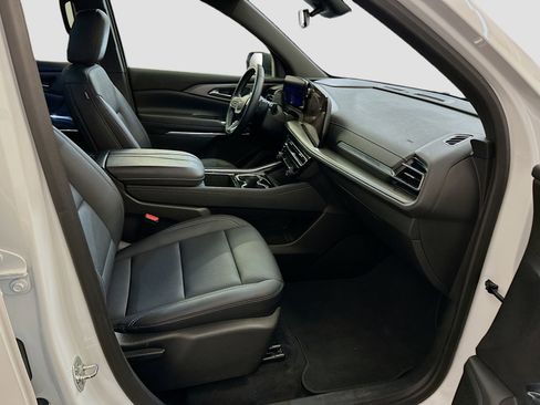 Used 2025 Chevrolet Traverse LT image 34