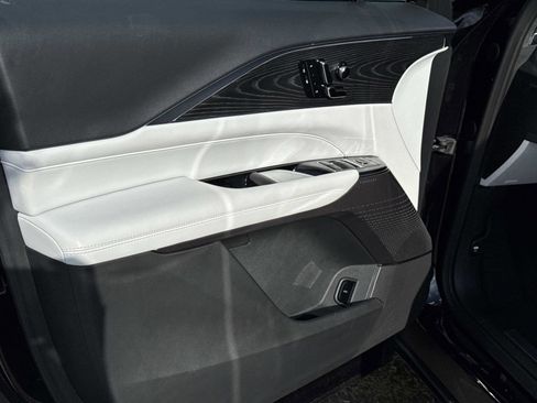 New 2025 Cadillac Lyriq Luxury image 18