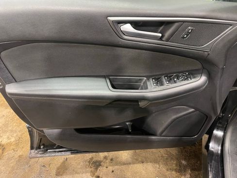 Used 2018 Ford Edge SE image 16