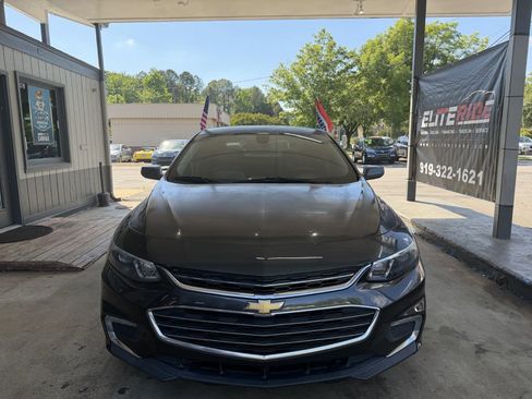 Used 2017 Chevrolet Malibu LT w/ Leather Package FWD image 2