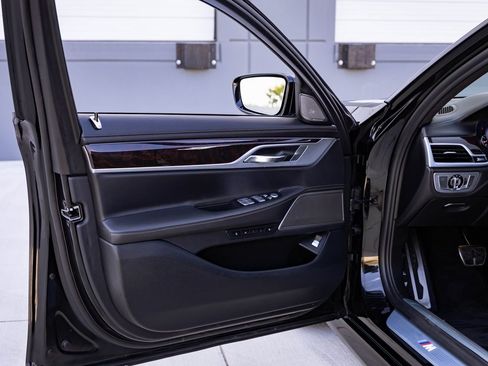 Used 2019 BMW 750i xDrive w/ Executive Package image 17