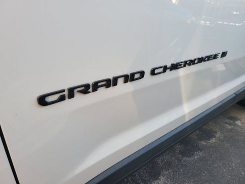 Used 2022 Jeep Grand Cherokee Altitude AWD/4WD image 9