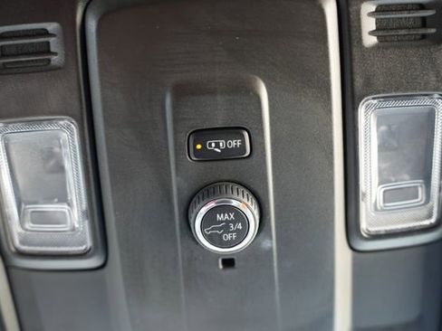 Used 2025 Chevrolet Suburban Z71 AWD/4WD image 32