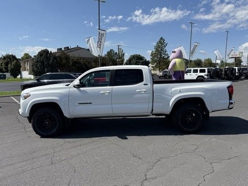 Used 2021 Toyota Tacoma SR5 w/ Blackout Package (TMS) image 9