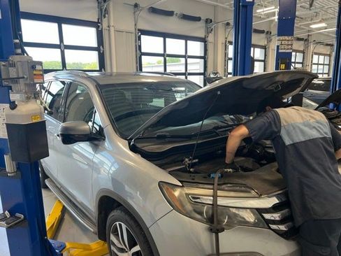 Used 2017 Honda Pilot Touring image 2