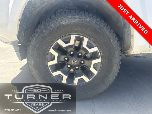 Used 2017 Toyota Tacoma TRD Sport w/ Premium & Technology Package AWD/4WD image 3