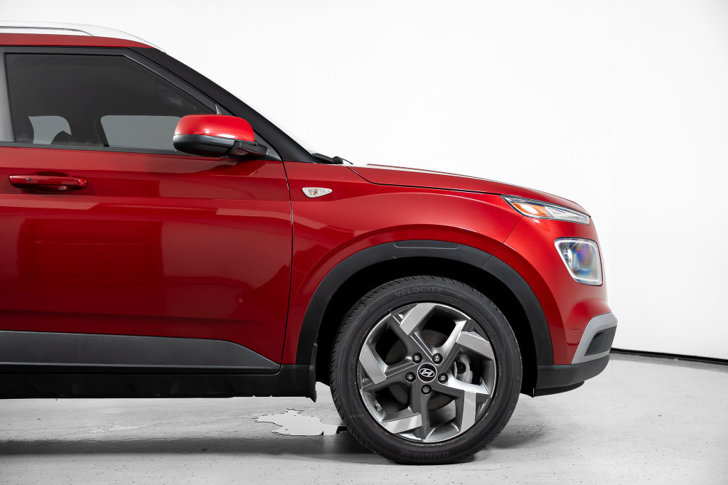 Certified 2022 Hyundai Venue Limited FWD image 4