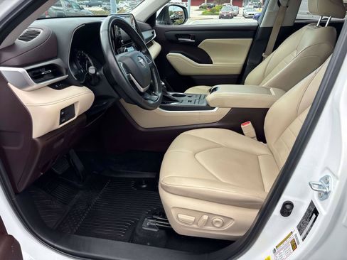 Used 2022 Toyota Highlander XLE AWD/4WD image 7
