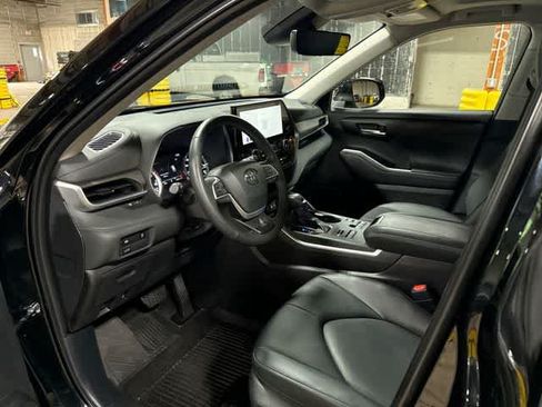 Used 2025 Toyota Highlander XLE AWD/4WD image 29