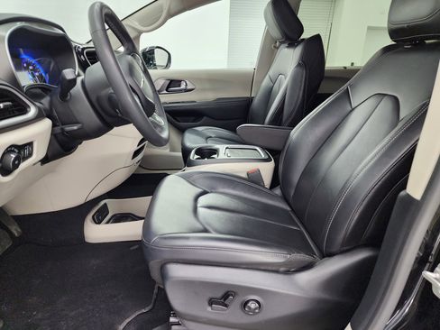 Used 2024 Chrysler Pacifica Touring-L image 8