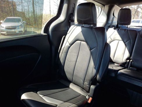 Used 2025 Chrysler Pacifica Select image 12