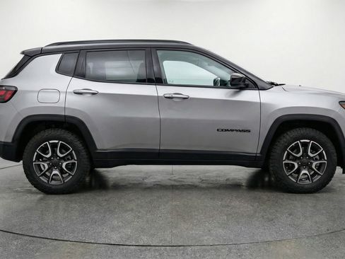 Used 2025 Jeep Compass Trailhawk AWD/4WD image 11